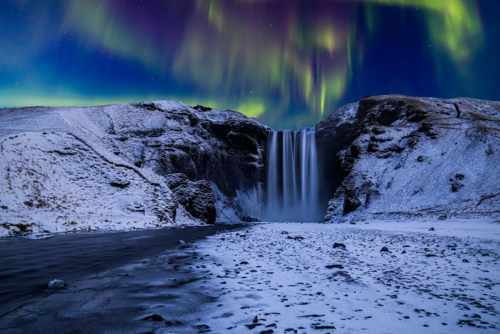Northern lights in Reykjavík – January’s long nights Green aurora borealis over snowy Icelandic landscape